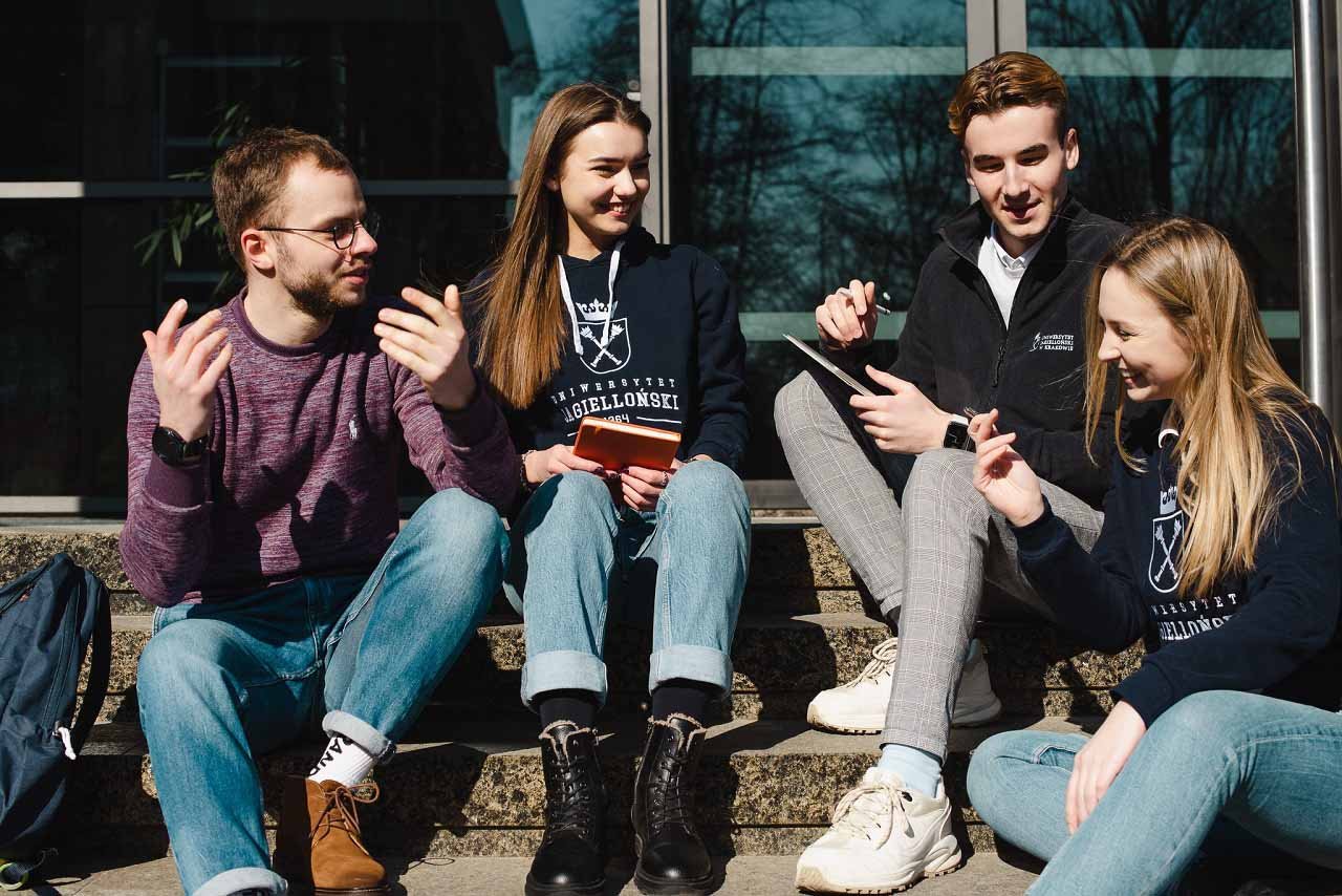 Các Trường Đại Học Hàng Đầu Tại Ba Lan - Cánh Cửa Vàng Cho Du Học Và Tương Lai Sáng Lạng Các Trường Đại Học Hàng Đầu Tại Ba Lan - Cánh Cửa Vàng Cho Du Học Và Tương Lai Sáng Lạng